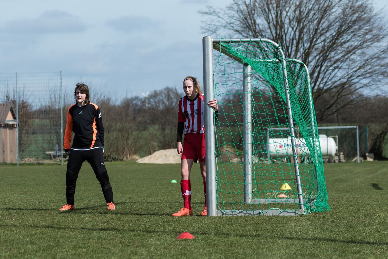 Bild 101 - C-Juniorinnen TSV Zarpen - TuS Tensfeld : Ergebnis: 2:1